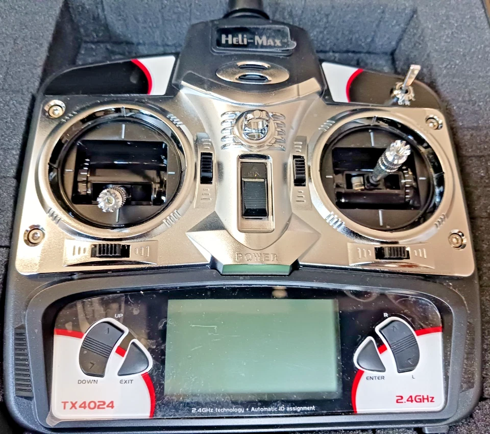 HELI MAX RC HELICOPTER ELECTRIC POWERED + RADIO CONTROL + EXTRA PARTS + CASE!!! - Image 2 of 4