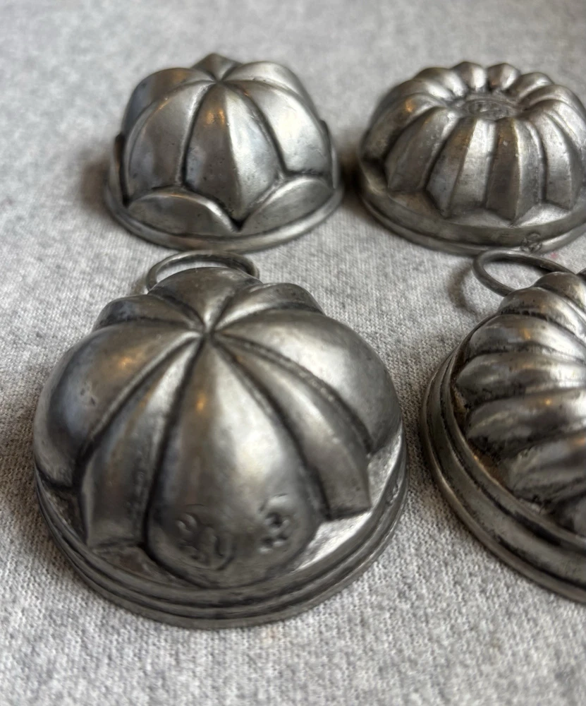 Antike Mini Backförmchen aus Zinn – 4 Stück – um 1900 – mit Herstellermarke