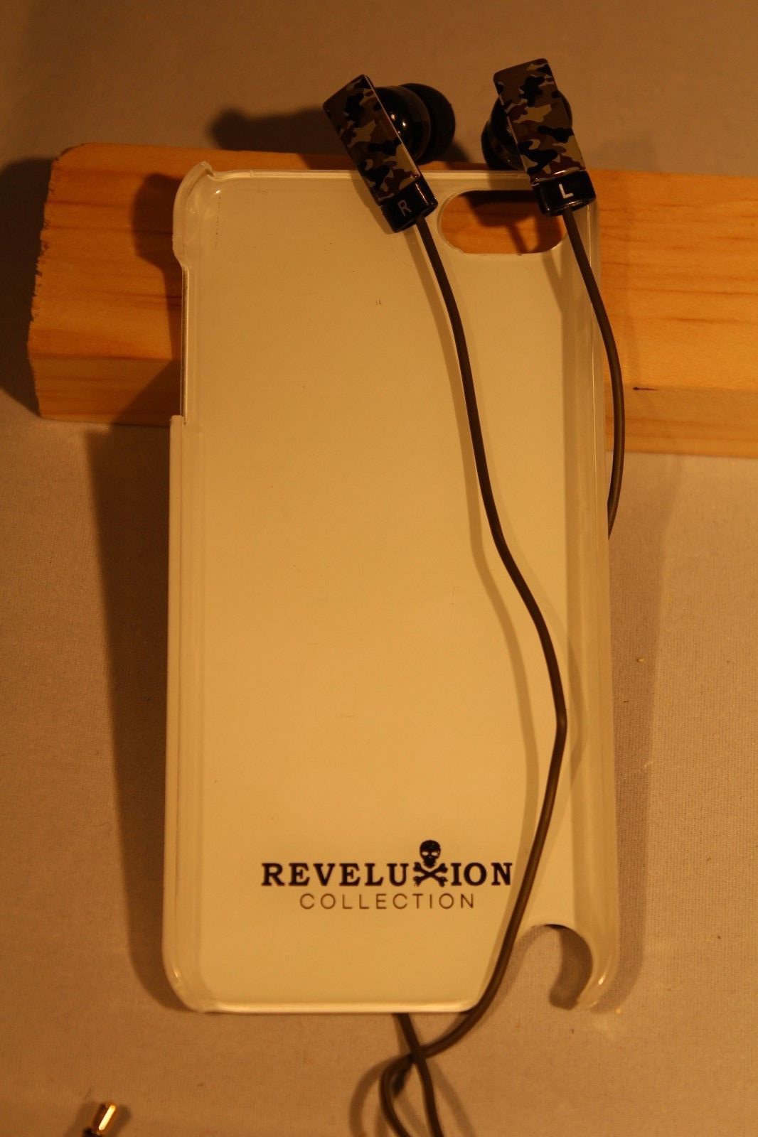 IPOD TOUCH 5TH GENERATION SNAP CASE AND EARBUDS