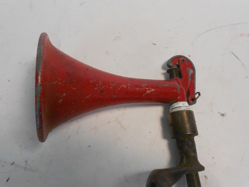 Hollywood Wolf Whistle - Picture 4 of 5