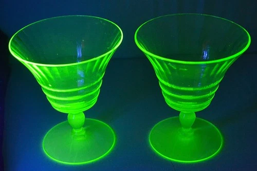 2 VINTAGE GREEN ART DECO DEPRESSION ERA URANIUM GLASS WINE Champagne GLASSES