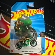 Hot Wheels Moto 1966 Triumph Tiger 100 1:64 Diecast Motorcycle Green/Gold