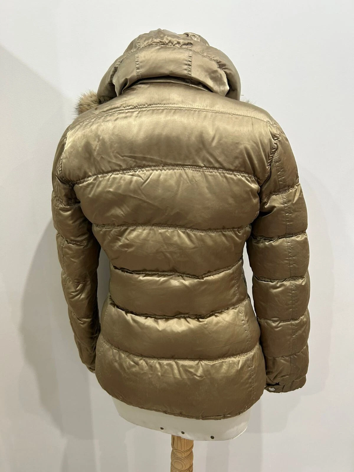 giacca prada con cappuccio taglia 40 IT Ha buco e qualche macchia