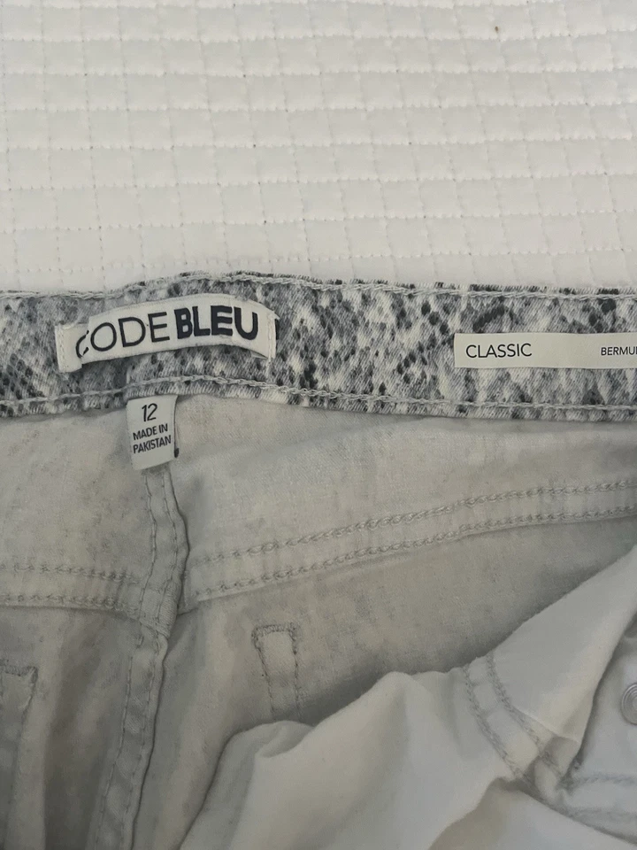 Code Bleu Size 12 Reptile Blue Denim Shorts Bermuda Length Women’s - Image 4 of 4