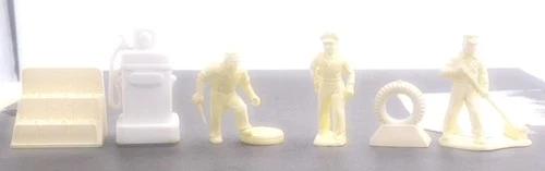 Marx 45mm Gas Station Lot: Three figures and Three Accessories