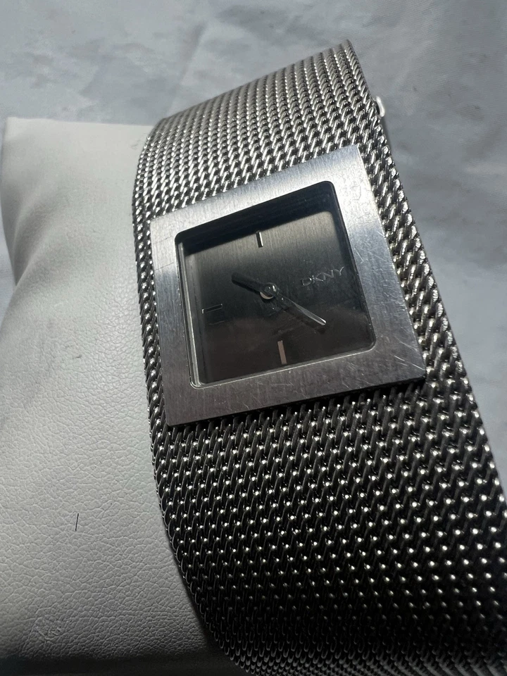 DKNY classic, all stainless steel,NY-4018,3 ATM, unisex watch,very Clean,30mm Ca - Image 2 of 4