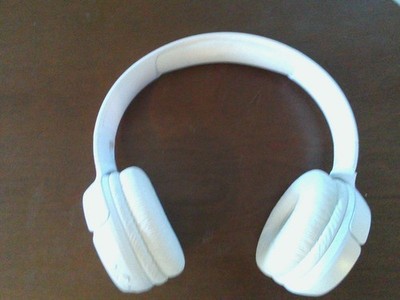 JBL wireless headphones with 40-hour battery, hands-free calling. White.
