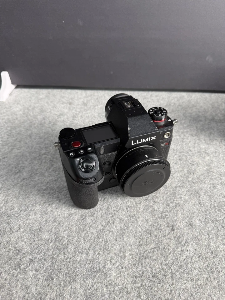 Cámara sin espejo Panasonic Lumix S1H 24,2 MP DC-S1H (con juego completo de lentes) Foto 2 de 4