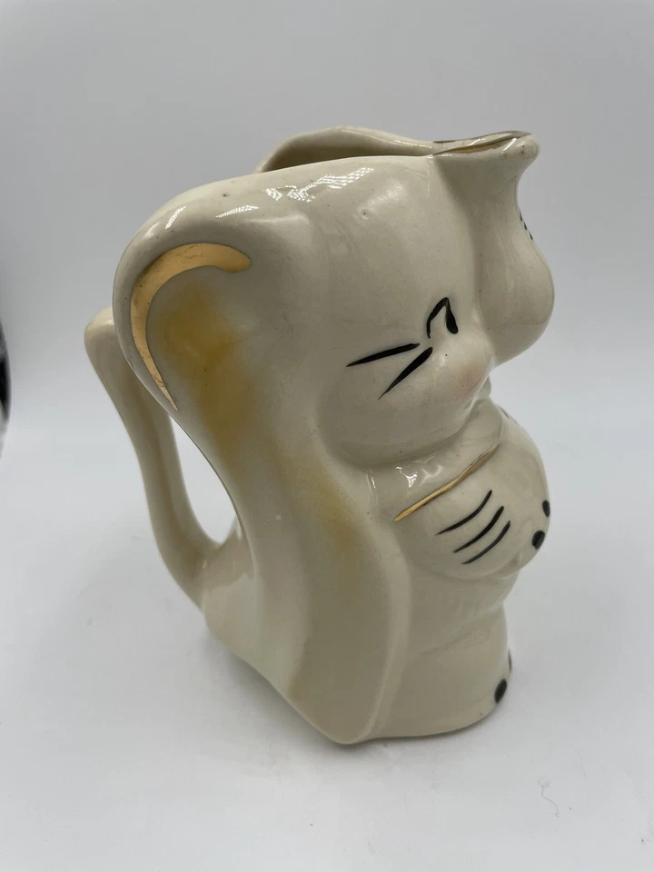 Jarra crema cerámica vintage Walt Disney DUMBO con adornos dorados, mediados de siglo, 6" Foto 3 de 4