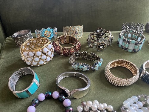 71 Vintage Costume Jewelry Womens Bracelets From Estate of a Jewelry Collector - Picture 10 of 24