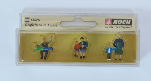 OO / HO Calibre Still 15825 Abuelos e Niños - Figuras | Condition: Used