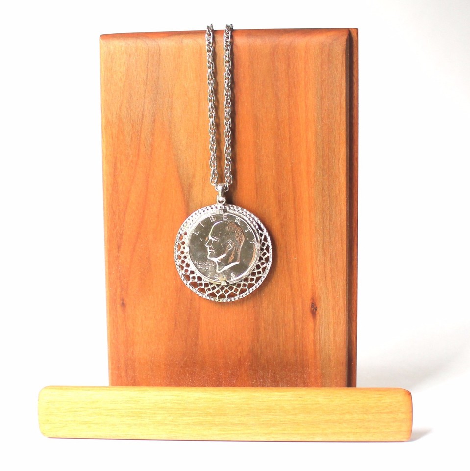 Collier Vintage Avec Dollar En Argent Américain 1972 – Revere Mfg, Chaîne 12 Pouces – Bijou Ancien Occasion