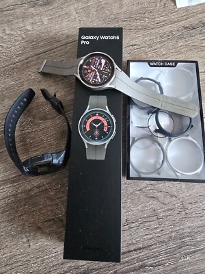 Samsung Galaxy Watch5 Pro 45mm Titangehäuse mit Silikonarmband - Grau (LTE)