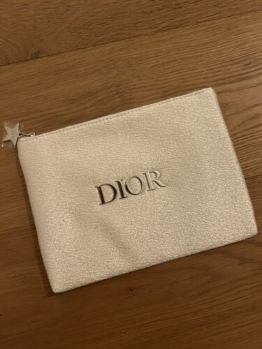 Sac cosmétique argent Dior Beauty plat avec fermeture éclair étoile 8" x 6" x 0,5" - Photo 1/1