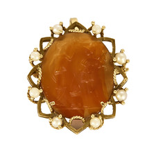 Broche en or jaune avec une intaille en agate et perles de cultures blanches