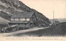 CPA 74 CHALET HOTEL DU COL DES ARAVIS / ARRIVEE D'UN CAR ALPIN AUTOMOBILE DE THO