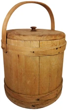 MID-19TH C AMERICAN ANTIQUE PRMTV LG 16"H STAVED WD SAP BUCKET/CVRD FIRKIN W/LID