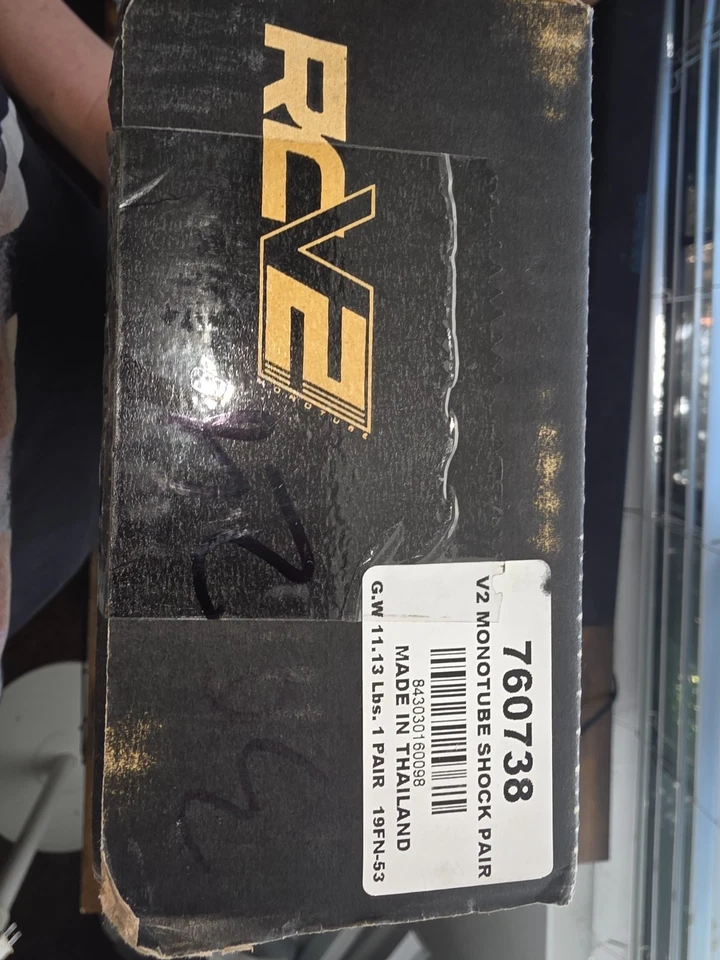 Amortiguadores traseros Rough Country V2 0-4" | Chevy Silverado y GMC Sierra 1500 2x2/4x4 (2 Foto 2 de 3