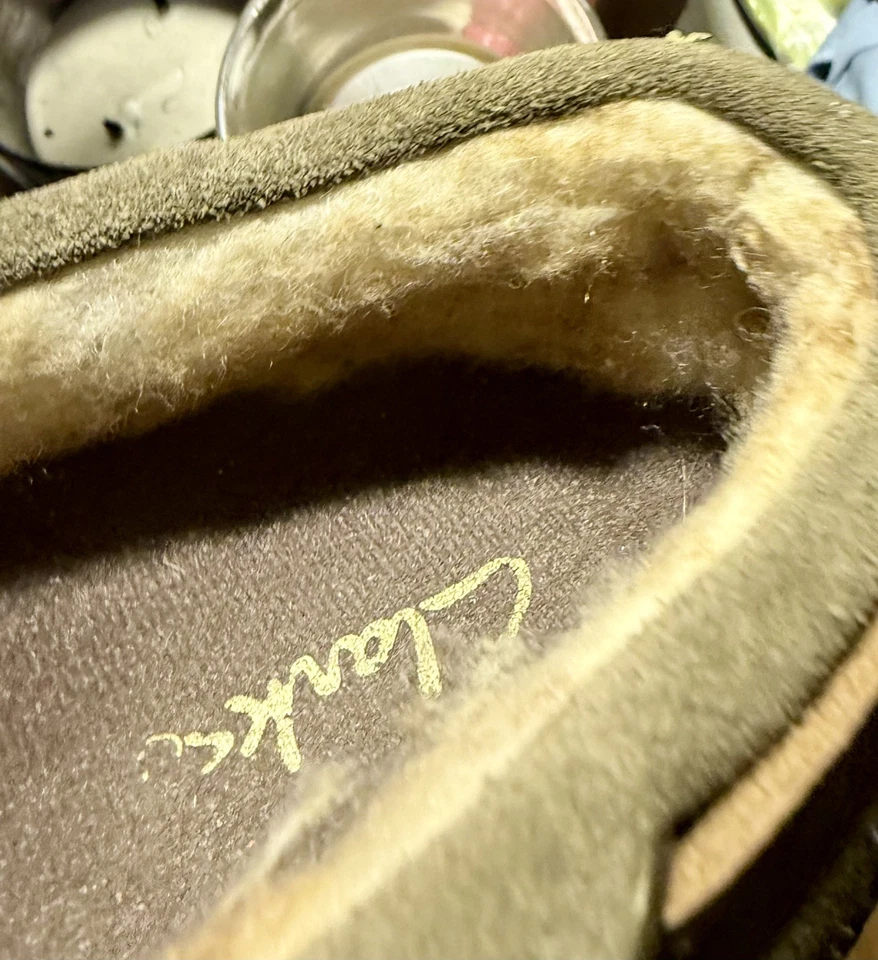 Zapatillas de casa Clarks para hombre mocasín de piel de oveja interior exterior tostado talla 10 AMPLIO  Foto 2 de 4