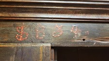 Antiker Bauernschrank, handbemalt, 1834, Massivholz, braun