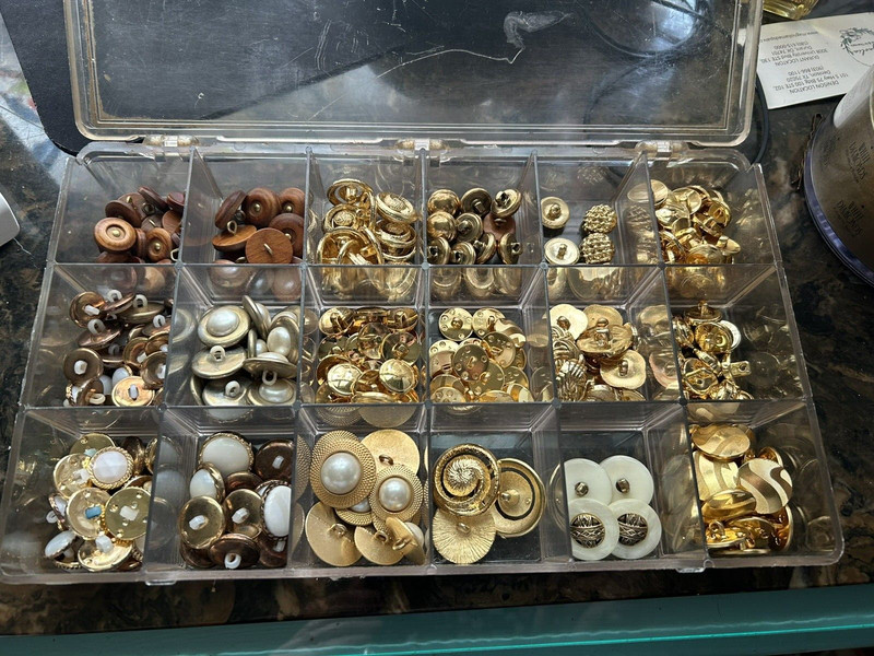 GOLD PEARL BUTTONS
