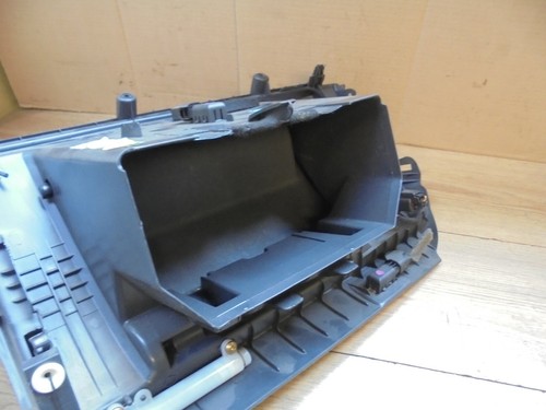 VOLVO V50 2005 GLOVE BOX - Picture 4 of 4