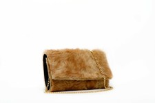 Idea regalo  San Valentin Ambra è una pochette rigida in pelliccia in vera pelle