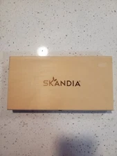 BRAND NEW SKANDIA TABLE KNIVES SET OF 4 W/ BLADE PROTECTORS AND WOODEN CASE