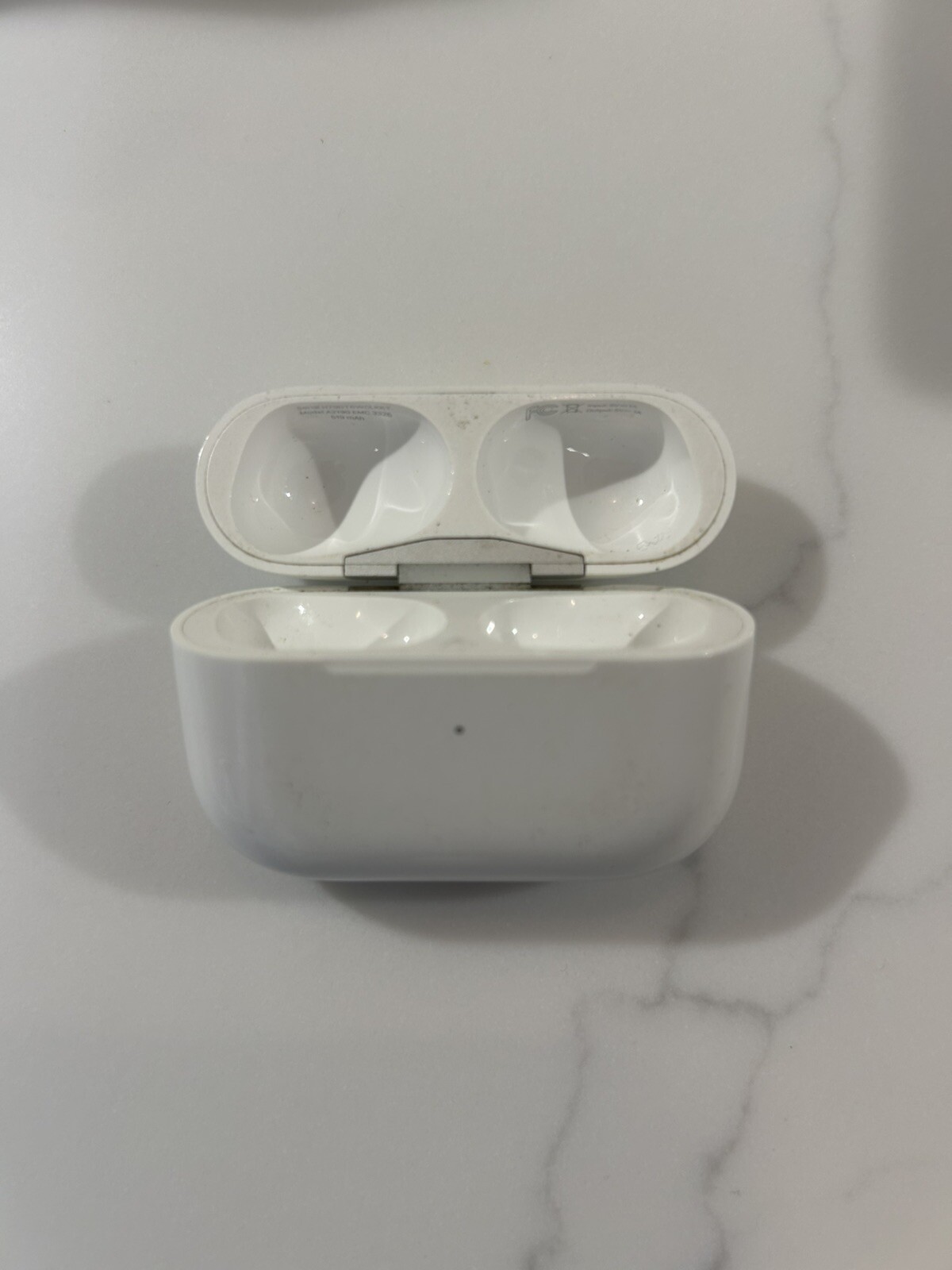 AirPods Pro 1st Gen Replacement Charging Case Fair Condition-image