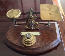 ANTIQUE VICTORIAN BRASS & OAK SCALES + WEIGHTS EX COND GPO INLAND LET TER RATE