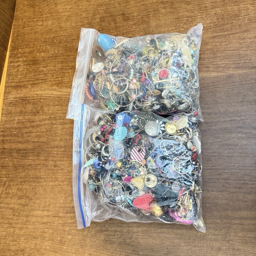 600+ Individual Earrings Lot 9 Pounds Vintage Modern Mixed Styles Earrings - Picture 22 of 22
