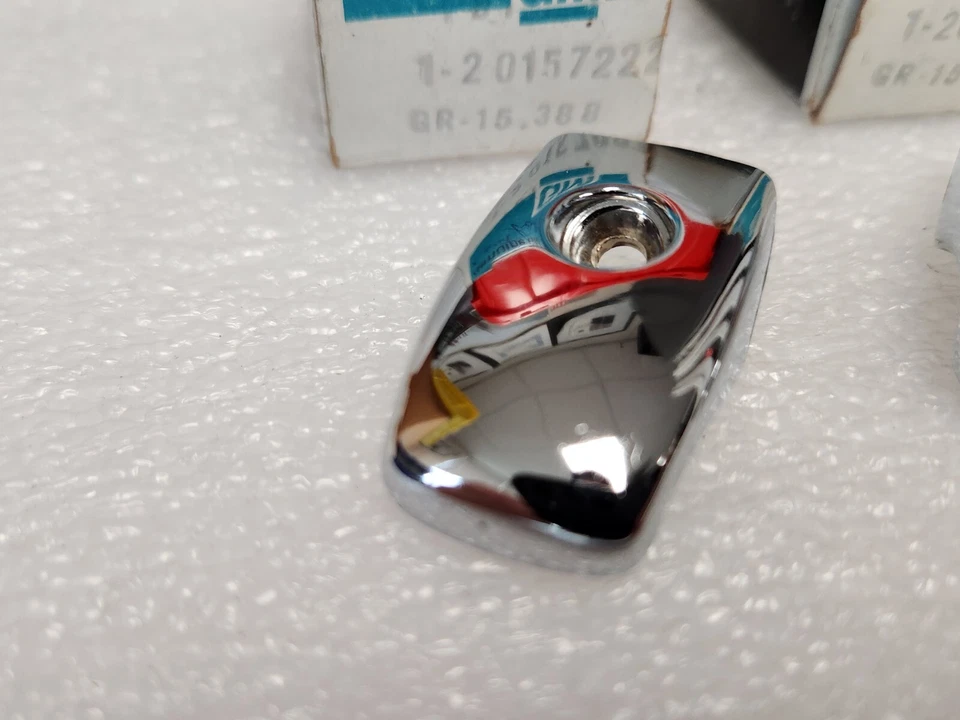 Par de ganchos interiores para abrigo NOS GM 82-88 Cadillac Cimarron Buick Skyhawk Sunbird Foto 3 de 4