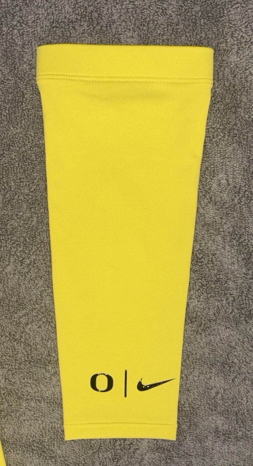 NEW OREGON DUCKS PE TEAM ISSUED Nike Yellow & Black 11” Compression Arm Sleeve