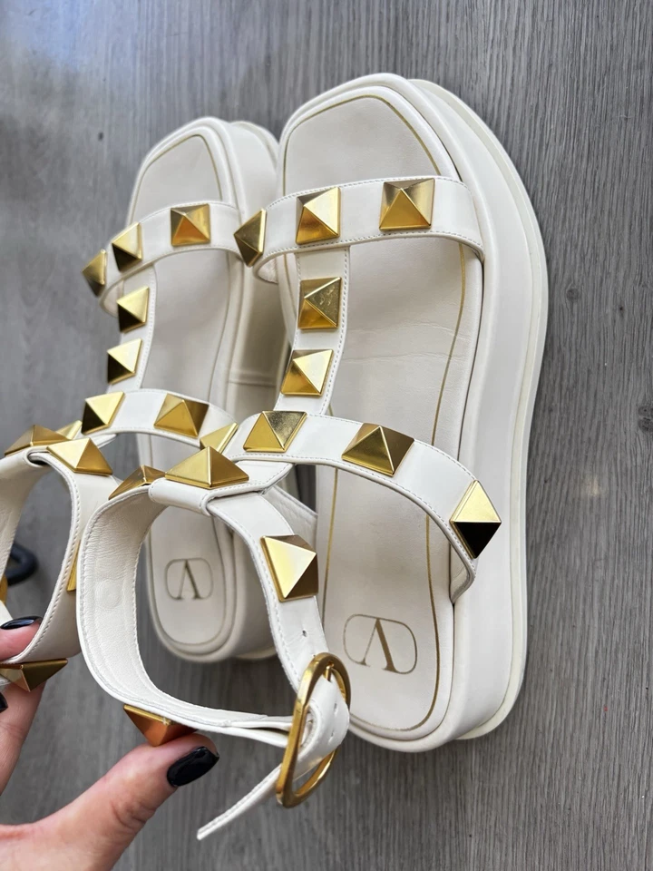 Sandalia de cuero Valentino Garavani con tachuelas romanas deslizables talla plana 40,5 EU 9,5-10 EE. UU. Foto 4 de 4