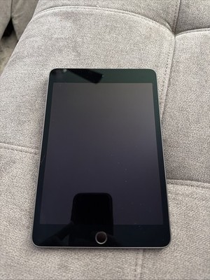 Apple iPad 5th Generation 32GB Space Gray WiFi Very Good Condition