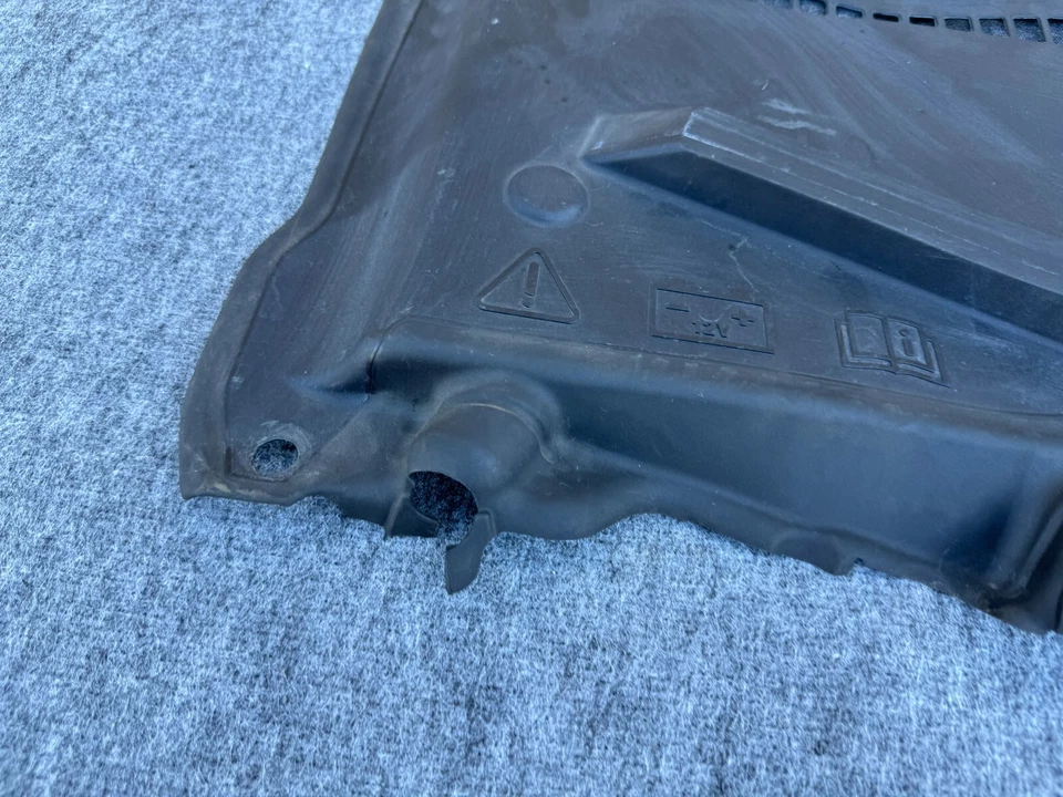 FORD MUSTANG GT 15-23 OEM PARABRISAS DELANTERO DERECHO CUBIERTA BATERÍA MOLDURA PANEL Foto 2 de 4