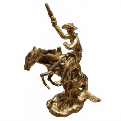 Vintage Messing Figur eines Cowboys auf seinem Pferd. Detailliert und 21 cm groß.