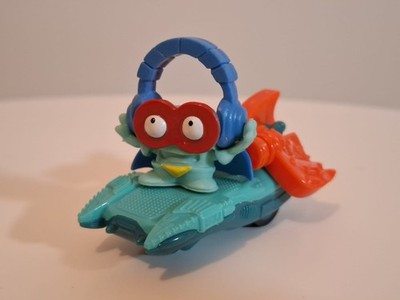 SuperZings Figur ,,Fred Quency'' Mit Blauem Auto