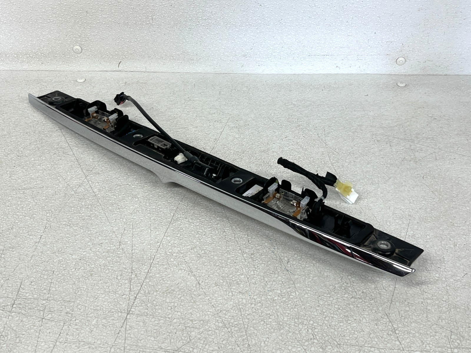 ⭐2014-2020 MASERATI QUATTROPORTE REAR TRUNK LID MOLDING W/ CAMERA OEM LOT2638
