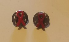 Lot de deux pin's épinglettes emblème lutte contre le sida ruban noeud rouge