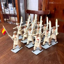 Desfile de 13 soldados españoles esquiadores  de goma marca Soldis, Gomarasa.