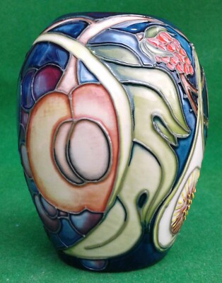 MOORCROFT QUEEN S CHOICE VASE - EMMA BOSSONS - 2000.