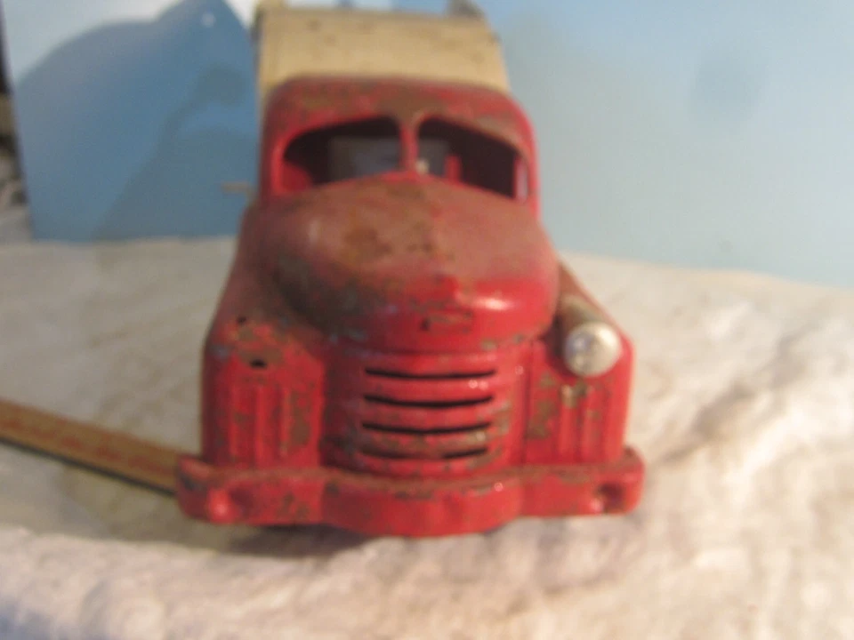 VINTAGE RED STRUCTO WHITE GARBAGE HAUL TRUCK PRESSED STEEL RUSTED - Image 3 of 4