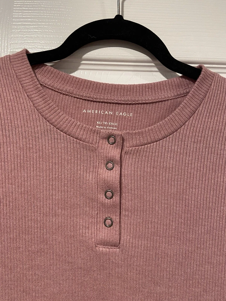 Top corto American Eagle talla XS rosa polvoriento acanalado elástico manga corta Henley Foto 2 de 4