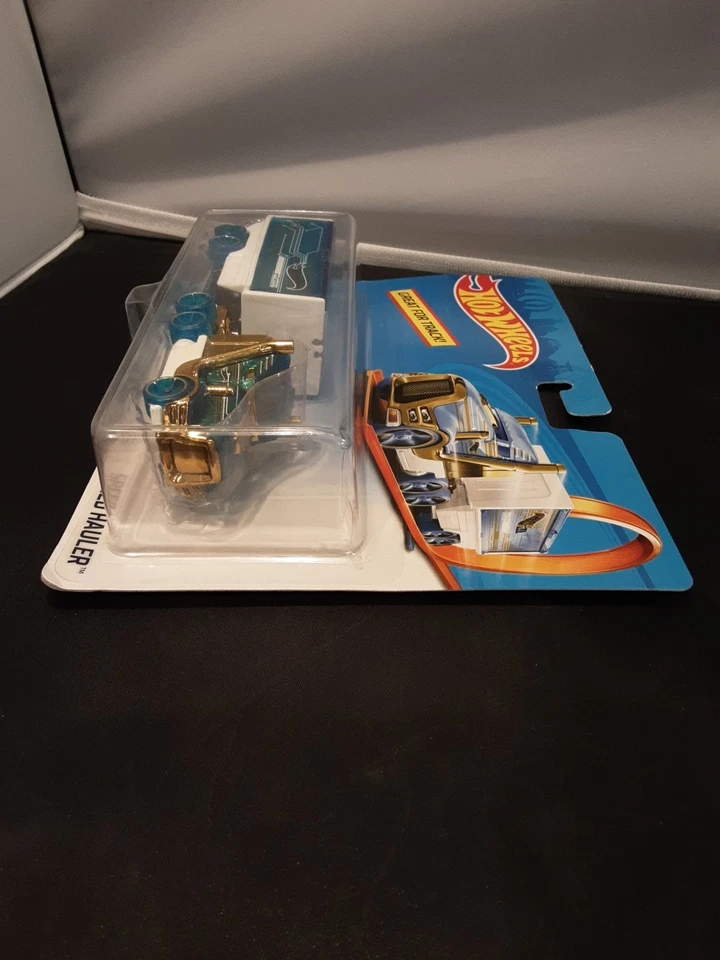 Tractor y remolque Hot Wheels Copyright 2018 camión de velocidad azul y blanco Foto 3 de 4