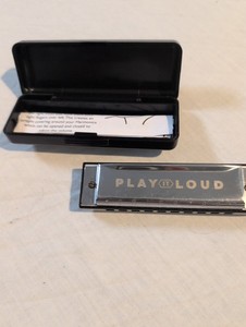 Play It Loud / Play That Tune" 10-hole diatonic harmonica.