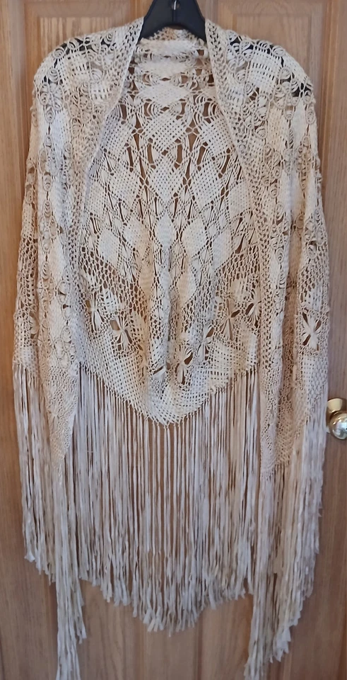 Mantón de piano floral sedoso marfil vintage de los años 1920-1960 con flecos de encaje anudados Foto 2 de 4