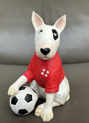 Dekofigur, Enesco Ltd. Figur, Hund mit Fussball und rotem Trikot, Fussballfans 