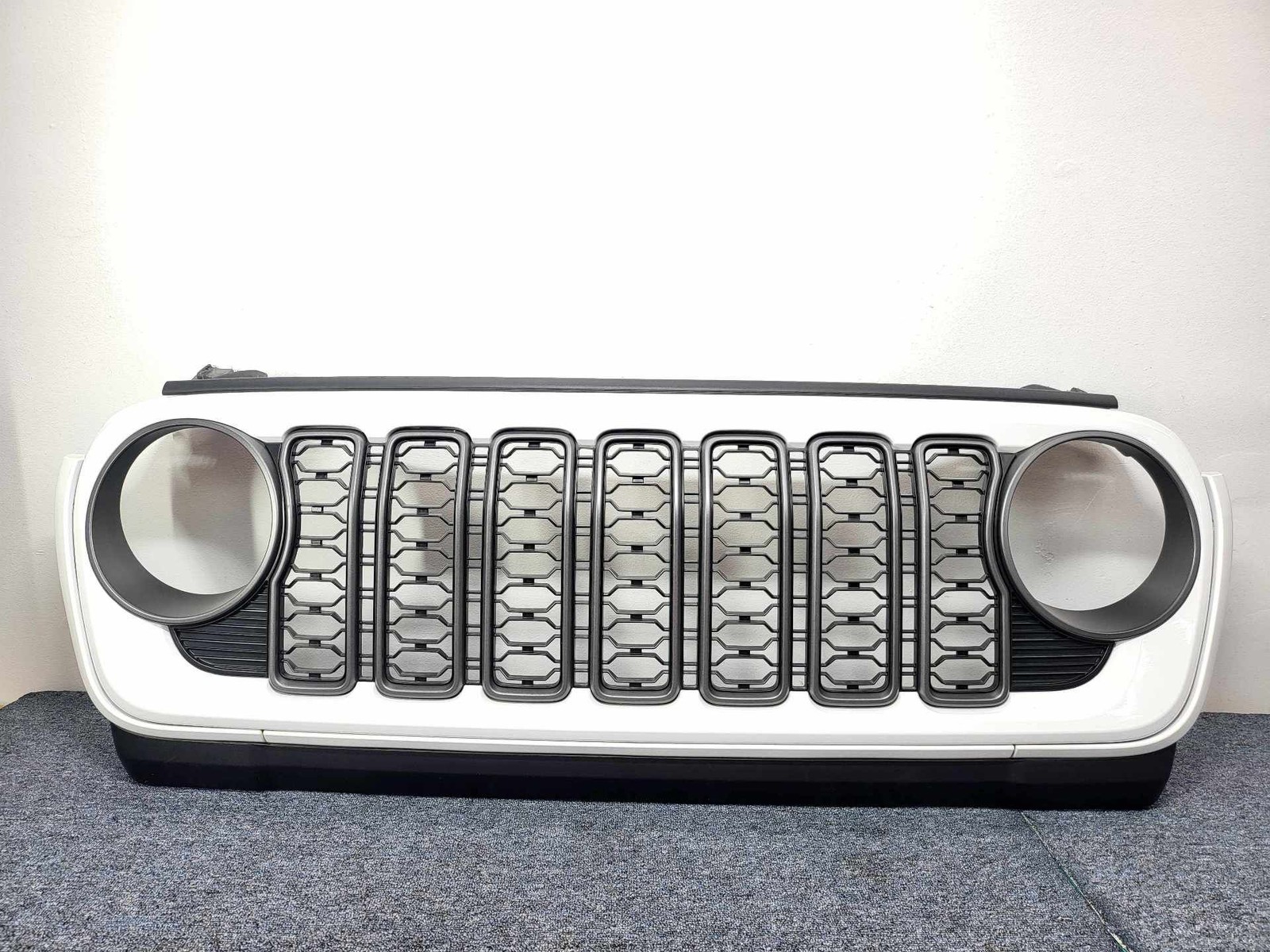 2018-2025 JEEP WRANGLER Grille w/ grille inserts w/o camera WHITE PERFECT CONDIT