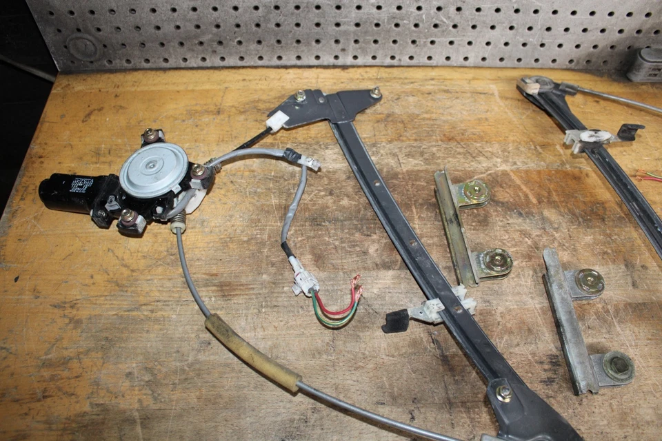 95-00 LEXUS SC300 SC400 LEFT & RIGHT SIDE WINDOW REGULATOR MOTOR - Изображение 3 из 4